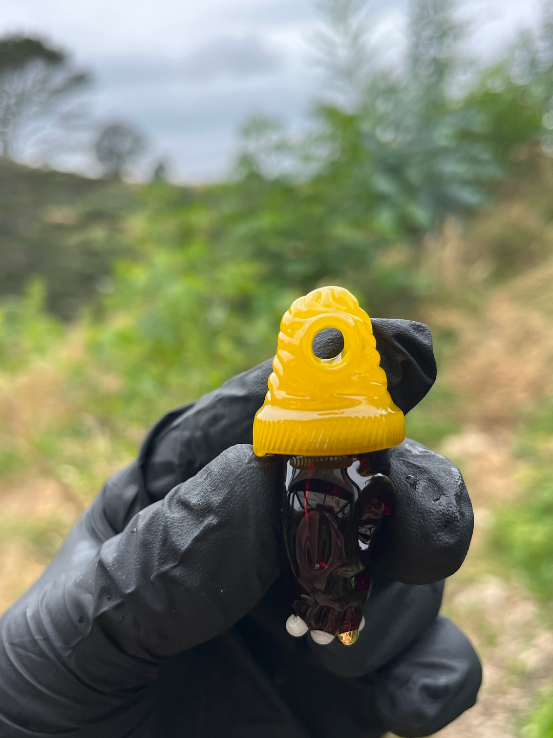 Wyrdglass Skull Beanie Pendant Gold Tooth - Pomegranate/Pineapple Juice